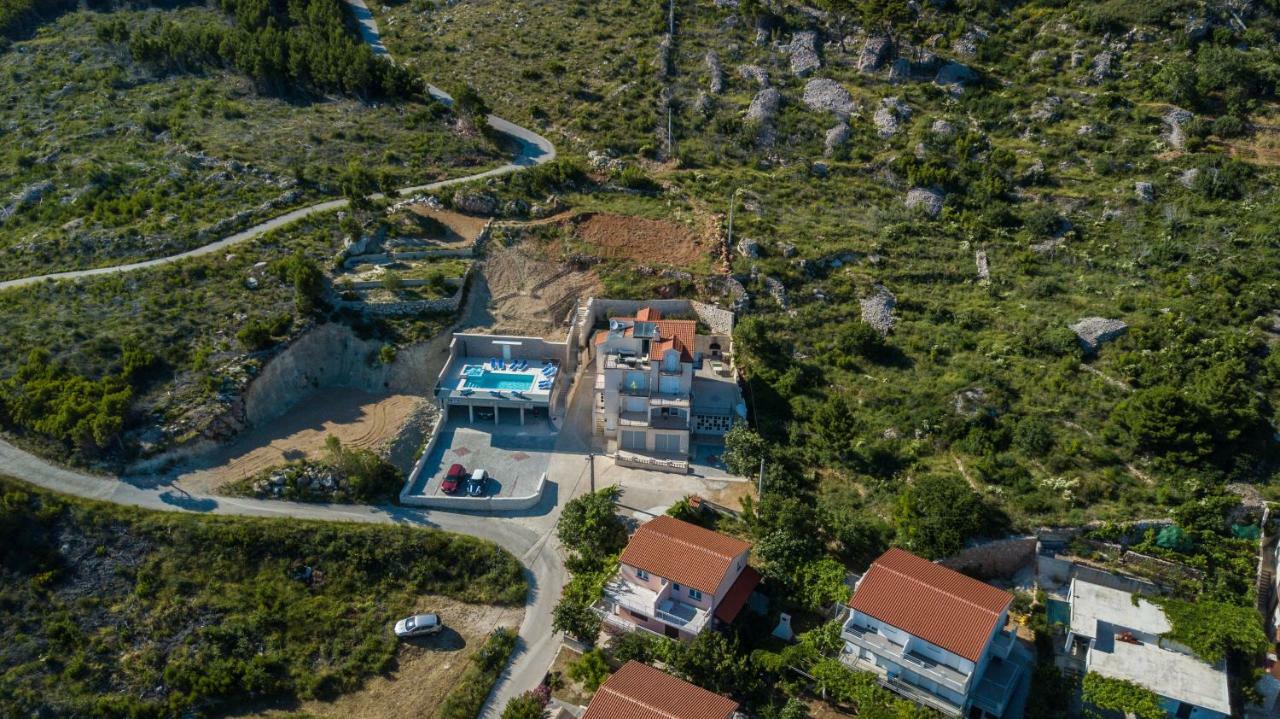 Apartments Pusic 오미스 외부 사진