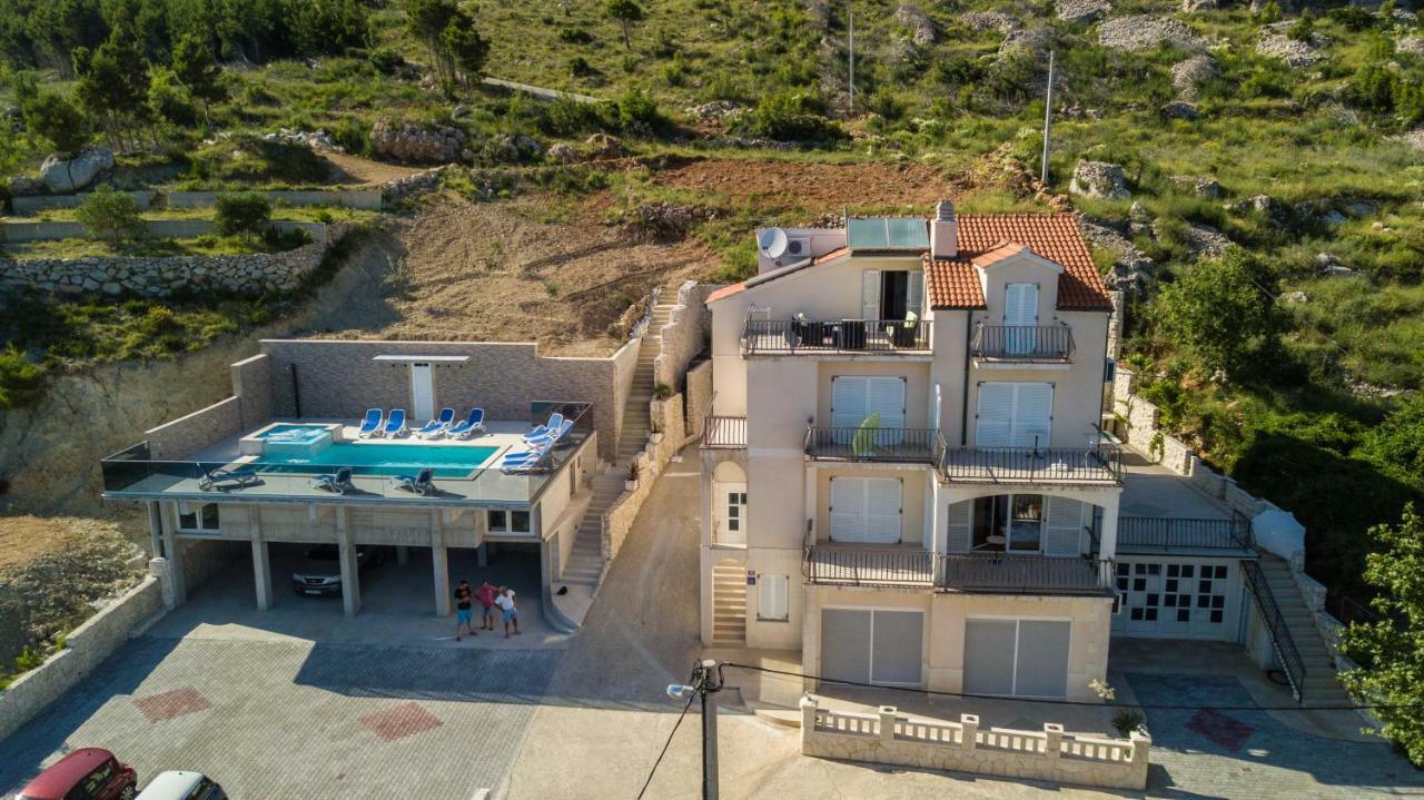 Apartments Pusic 오미스 외부 사진