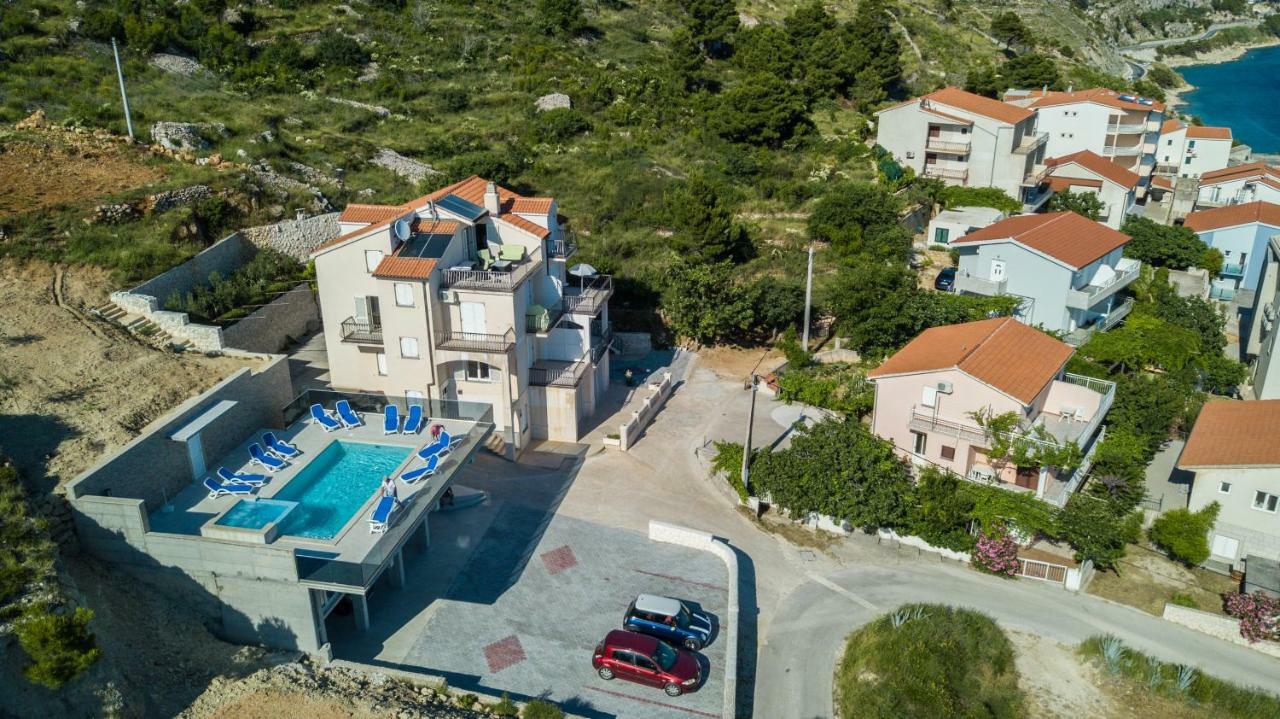 Apartments Pusic 오미스 외부 사진