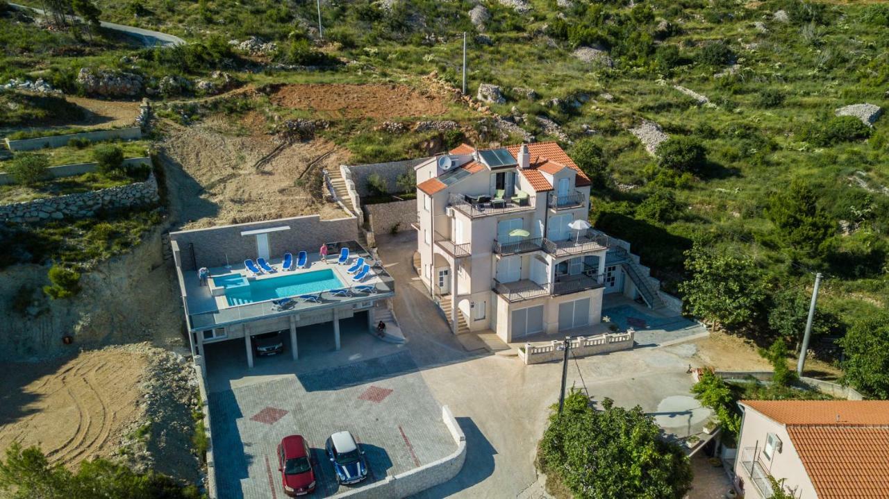 Apartments Pusic 오미스 외부 사진