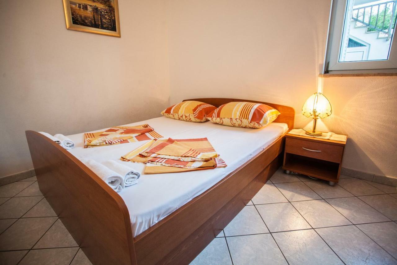 Apartments Pusic 오미스 외부 사진