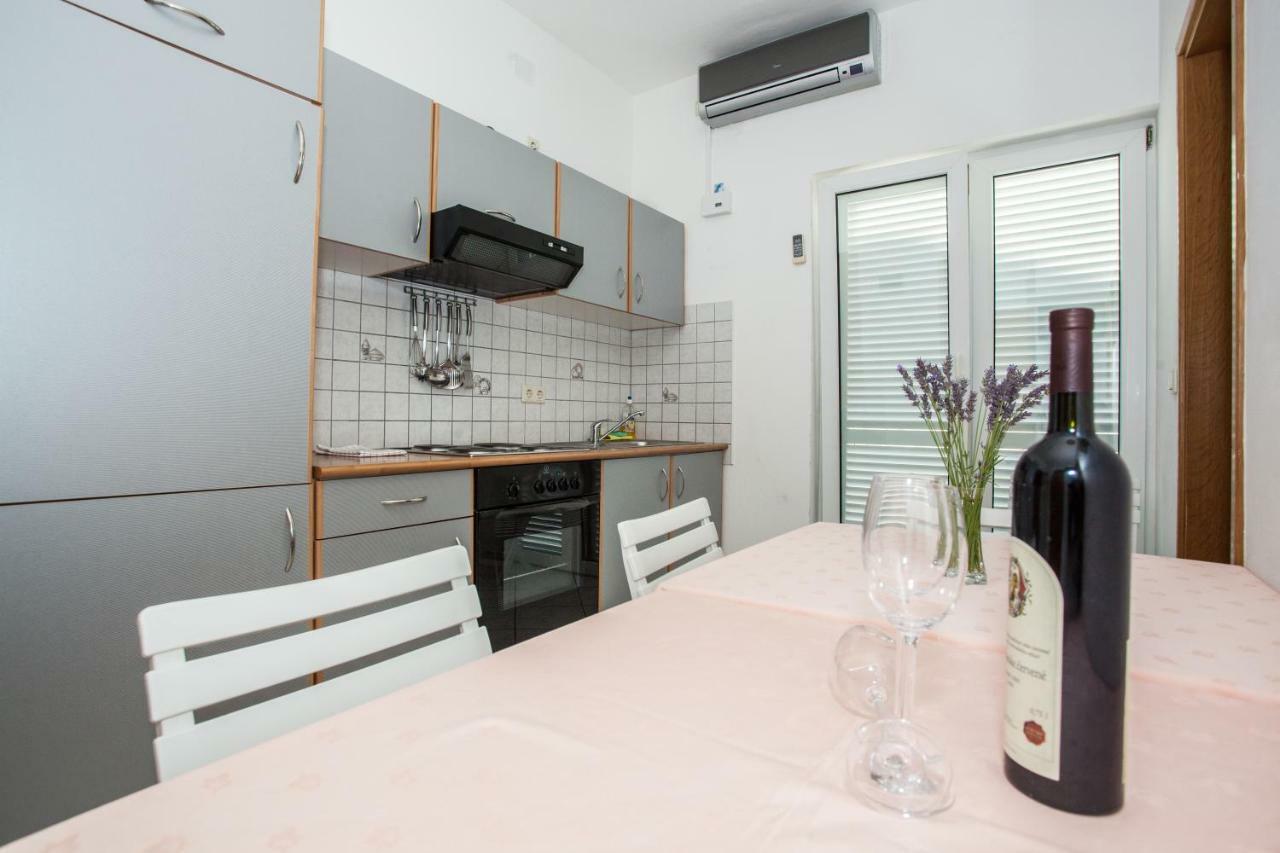Apartments Pusic 오미스 외부 사진