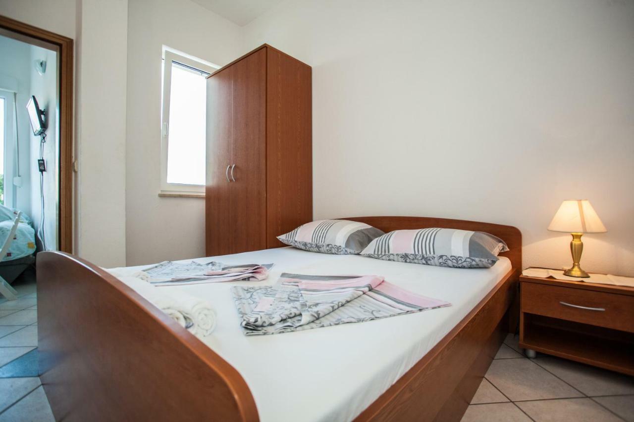 Apartments Pusic 오미스 외부 사진