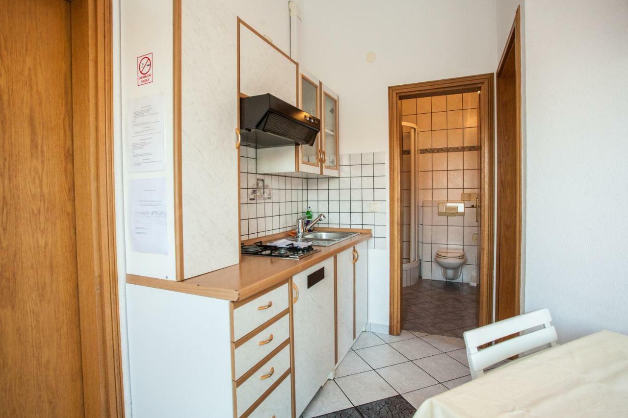 Apartments Pusic 오미스 외부 사진
