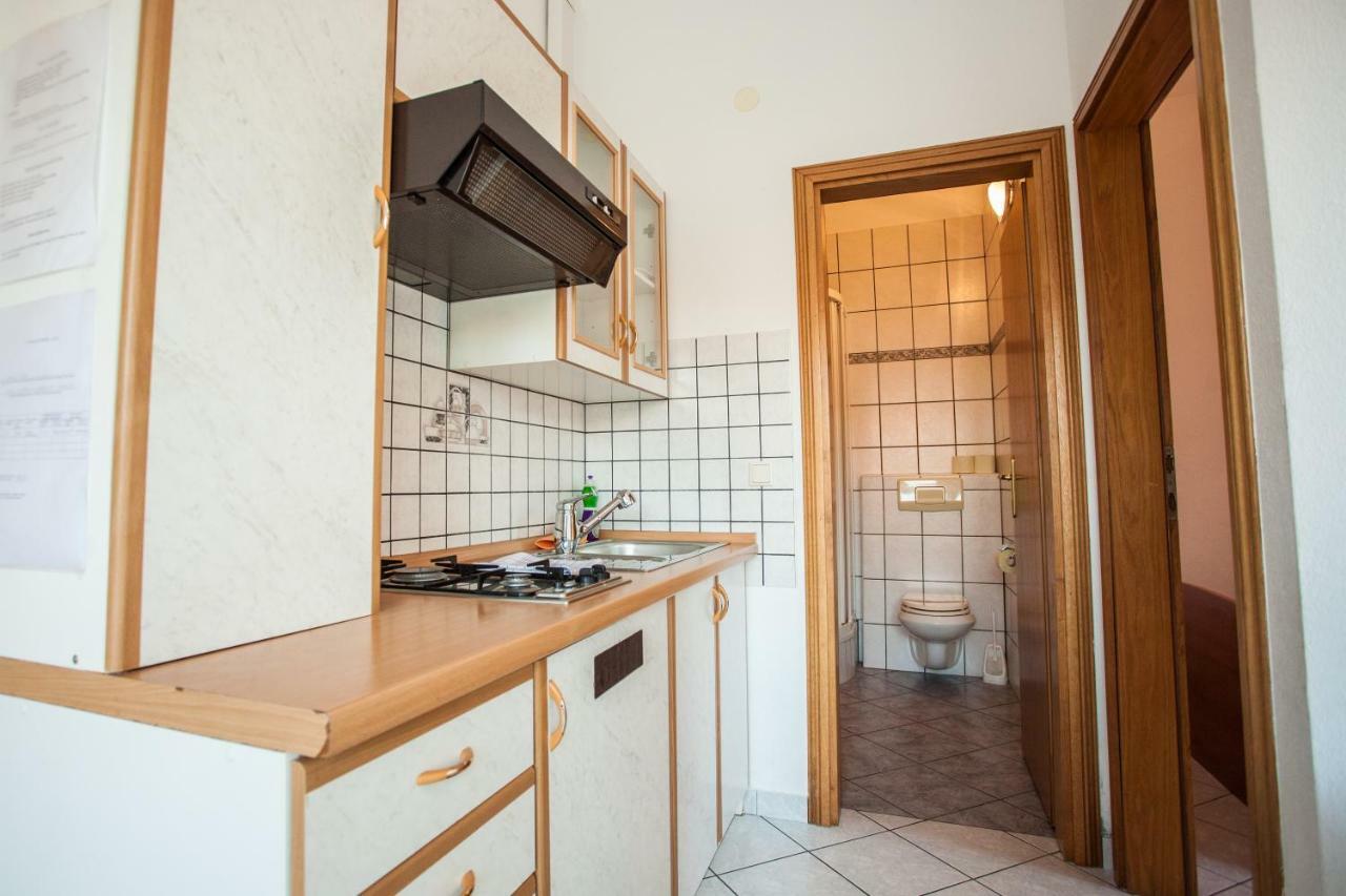 Apartments Pusic 오미스 외부 사진