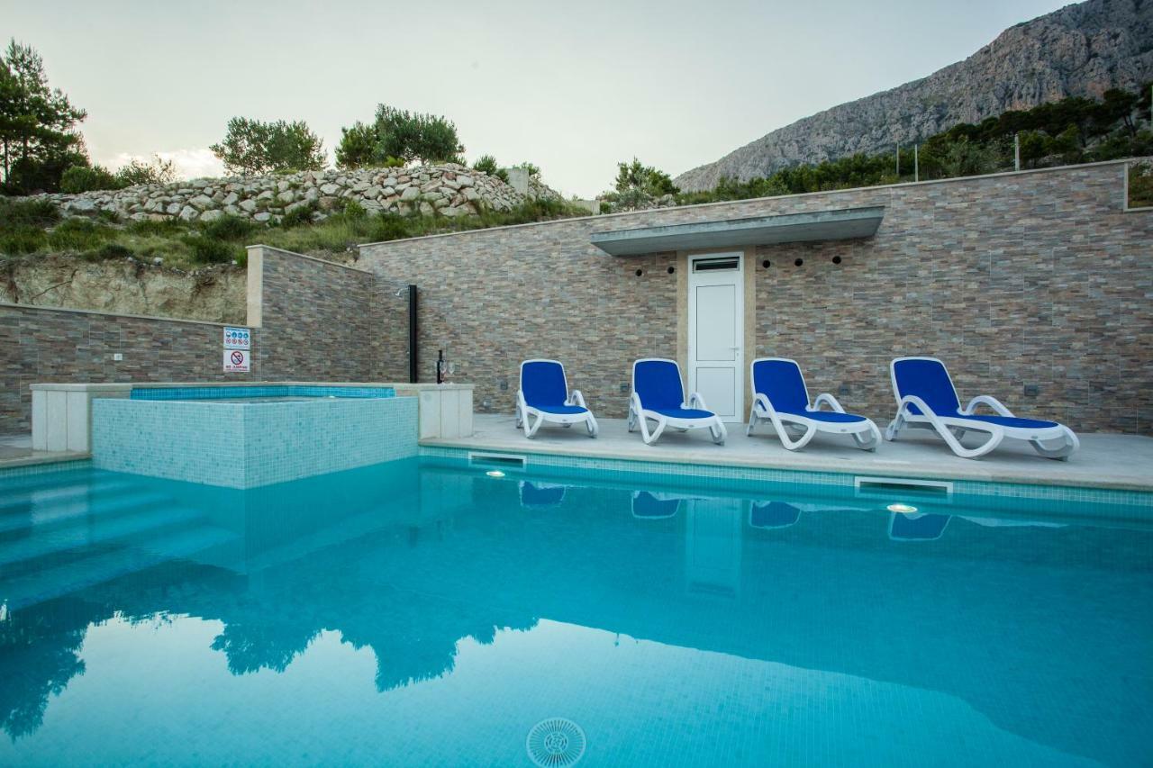 Apartments Pusic 오미스 외부 사진